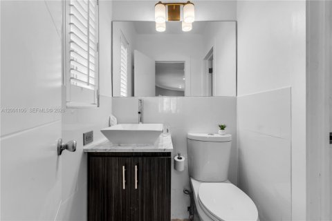 Villa ou maison à vendre à Miami Beach, Floride: 2 chambres, 82.87 m2 № 2065734 - photo 15