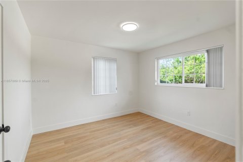 House in Miami, Florida 4 bedrooms № 1882515 - photo 29