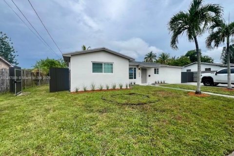 House in Miami, Florida 4 bedrooms № 1882515 - photo 2
