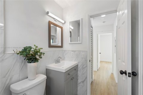 House in Miami, Florida 4 bedrooms № 1882515 - photo 28