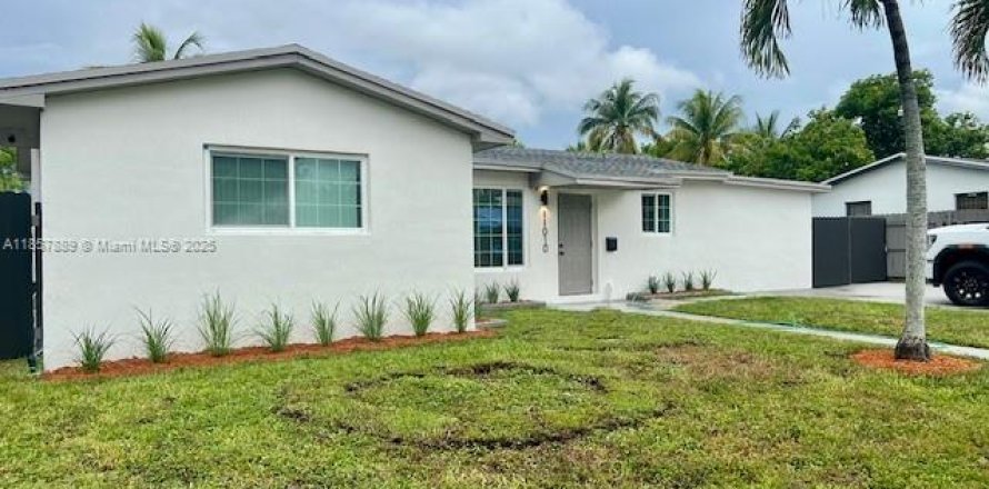 House in Miami, Florida 4 bedrooms № 1882515