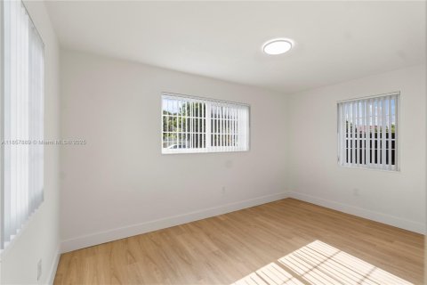 House in Miami, Florida 4 bedrooms № 1882515 - photo 24