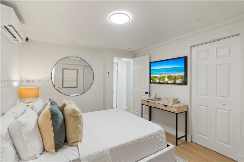 House in Miami, Florida 4 bedrooms № 1882515 - photo 19