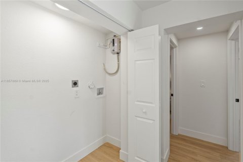 House in Miami, Florida 4 bedrooms № 1882515 - photo 16