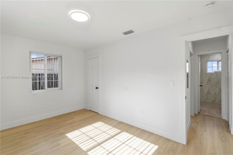 House in Miami, Florida 4 bedrooms № 1882515 - photo 25