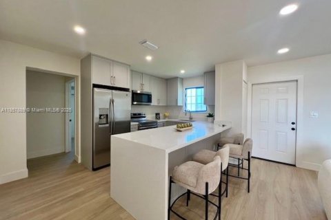 House in Miami, Florida 4 bedrooms № 1882515 - photo 6