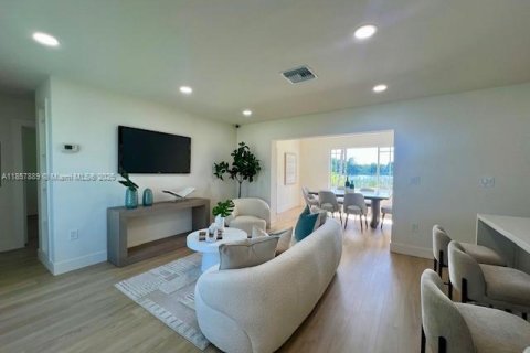 House in Miami, Florida 4 bedrooms № 1882515 - photo 4