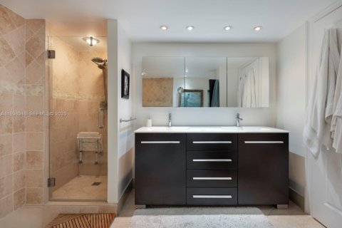 Condo in Miami, Florida, 2 bedrooms  № 1996134 - photo 19