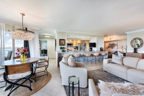 Condo in Miami, Florida, 2 bedrooms  № 1996134 - photo 4