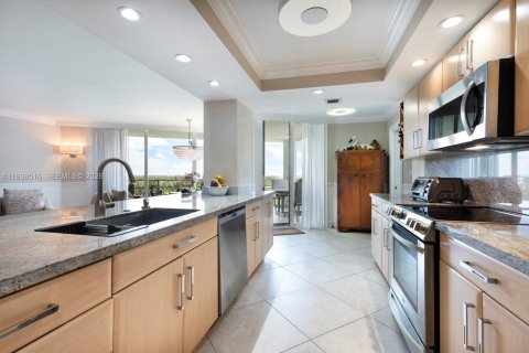 Condo in Miami, Florida, 2 bedrooms  № 1996134 - photo 13