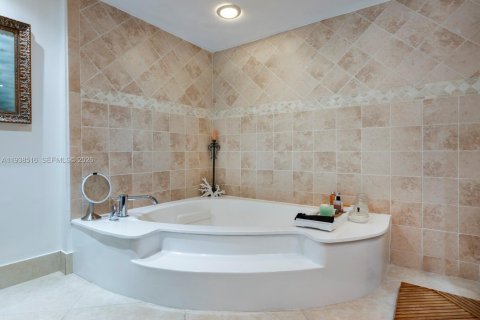 Condo in Miami, Florida, 2 bedrooms  № 1996134 - photo 18