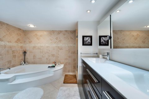 Condo in Miami, Florida, 2 bedrooms  № 1996134 - photo 9