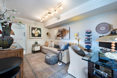 Condo in Miami, Florida, 2 bedrooms  № 1996134 - photo 7