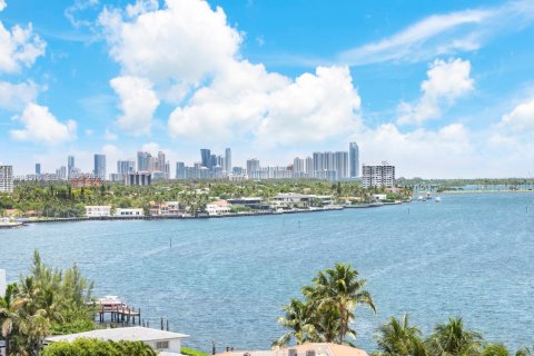 Condo in Miami, Florida, 2 bedrooms  № 1996134 - photo 5