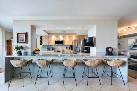 Condo in Miami, Florida, 2 bedrooms  № 1996134 - photo 2