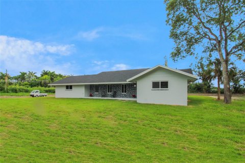 House in Miami, Florida 3 bedrooms, 218.32 sq.m. № 1857363 - photo 1