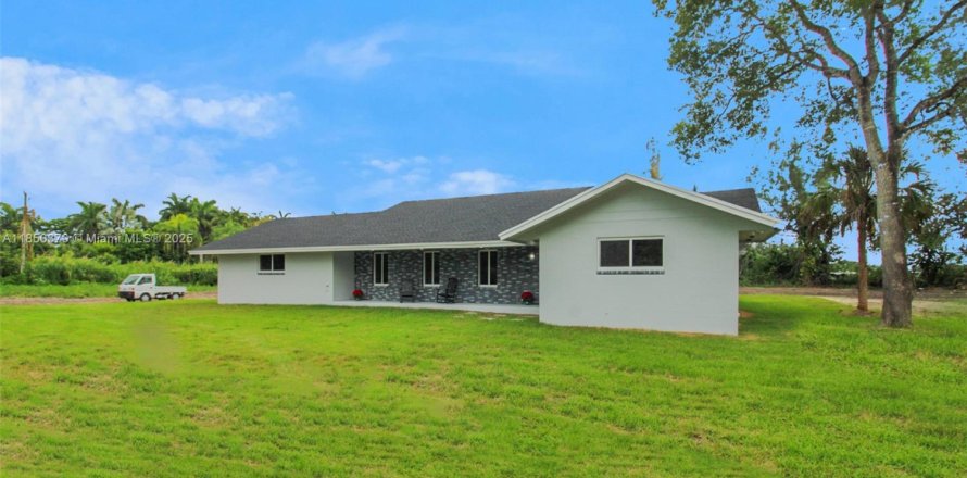 House in Miami, Florida 3 bedrooms, 218.32 sq.m. № 1857363