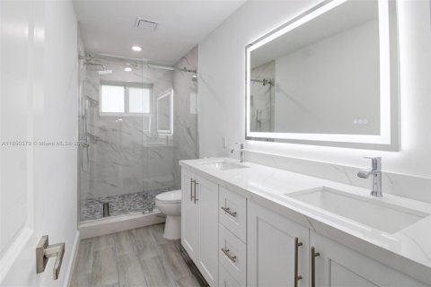 House in Miami, Florida 3 bedrooms, 218.32 sq.m. № 1857363 - photo 23