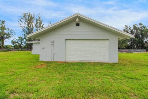 House in Miami, Florida 3 bedrooms, 218.32 sq.m. № 1857363 - photo 6