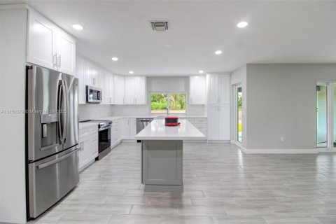 House in Miami, Florida 3 bedrooms, 218.32 sq.m. № 1857363 - photo 11