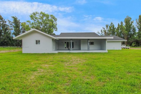 House in Miami, Florida 3 bedrooms, 218.32 sq.m. № 1857363 - photo 2