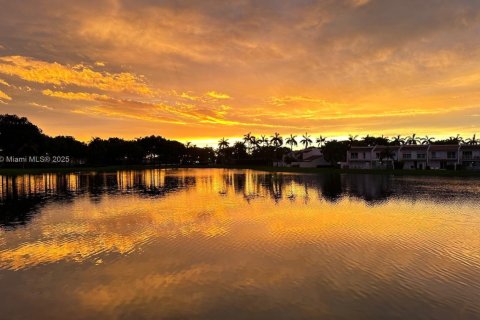 House in Doral, Florida 4 bedrooms, 227.8 sq.m. № 1972090 - photo 2