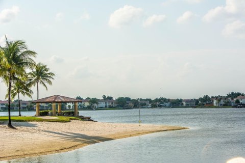 House in Doral, Florida 4 bedrooms, 227.8 sq.m. № 1972090 - photo 18