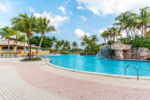 House in Doral, Florida 4 bedrooms, 227.8 sq.m. № 1972090 - photo 14