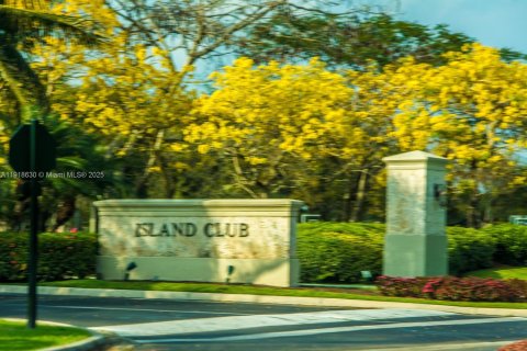 House in Doral, Florida 4 bedrooms, 227.8 sq.m. № 1972090 - photo 7