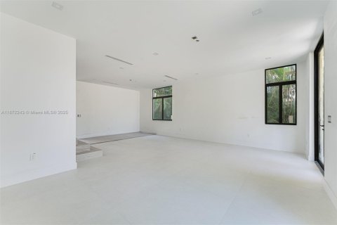 Villa ou maison à vendre à Miami, Floride: 5 chambres, 370.96 m2 № 1978829 - photo 4