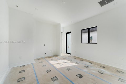 Villa ou maison à vendre à Miami, Floride: 5 chambres, 370.96 m2 № 1978829 - photo 11