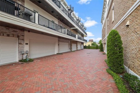 Townhouse in Winter Park, Florida 3 bedrooms, 283.17 sq.m. № 2148741 - photo 26