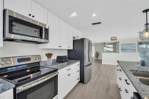 House in New Port Richey, Florida 2 bedrooms, 139.73 sq.m. № 1559576 - photo 5