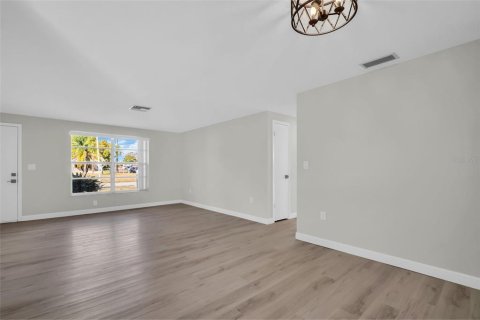 House in New Port Richey, Florida 2 bedrooms, 139.73 sq.m. № 1559576 - photo 25