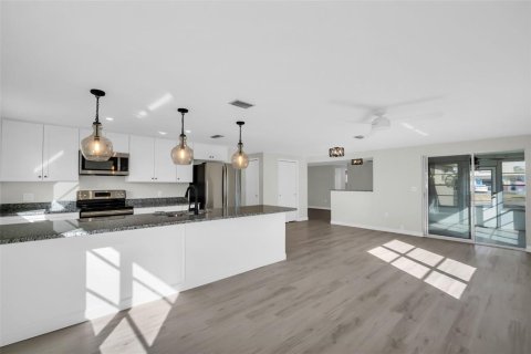 House in New Port Richey, Florida 2 bedrooms, 139.73 sq.m. № 1559576 - photo 2