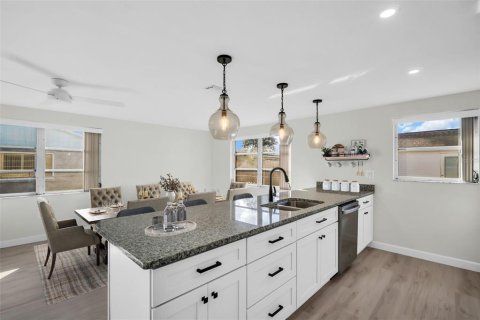 House in New Port Richey, Florida 2 bedrooms, 139.73 sq.m. № 1559576 - photo 3