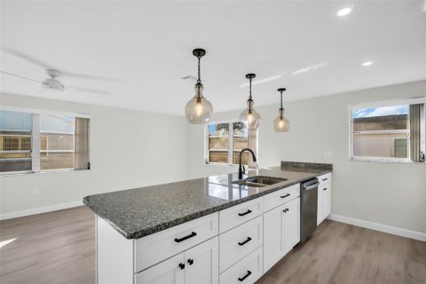 House in New Port Richey, Florida 2 bedrooms, 139.73 sq.m. № 1559576 - photo 4