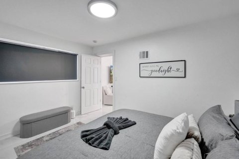 House in Hollywood, Florida 2 bedrooms, 106.28 sq.m. № 2292614 - photo 20
