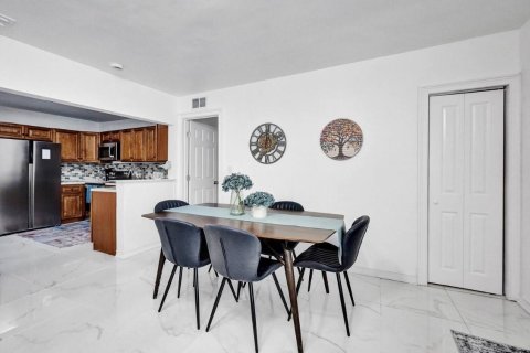 House in Hollywood, Florida 2 bedrooms, 106.28 sq.m. № 2292614 - photo 9