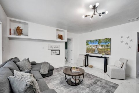 House in Hollywood, Florida 2 bedrooms, 106.28 sq.m. № 2292614 - photo 12