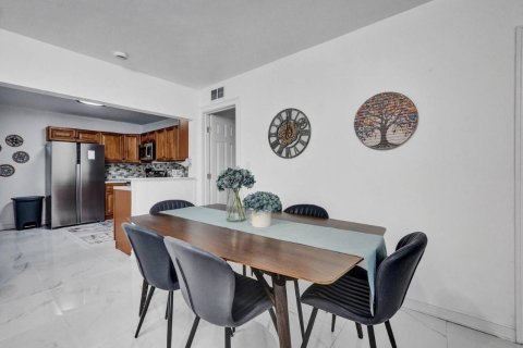 House in Hollywood, Florida 2 bedrooms, 106.28 sq.m. № 2292614 - photo 15