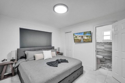 House in Hollywood, Florida 2 bedrooms, 106.28 sq.m. № 2292614 - photo 18