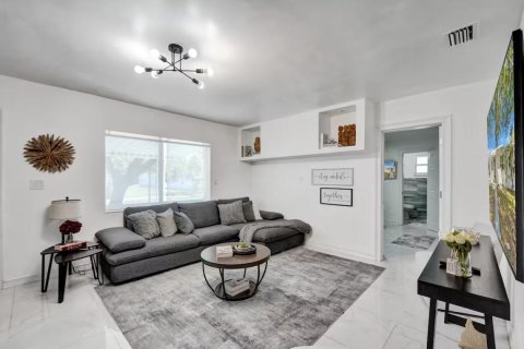 House in Hollywood, Florida 2 bedrooms, 106.28 sq.m. № 2292614 - photo 11