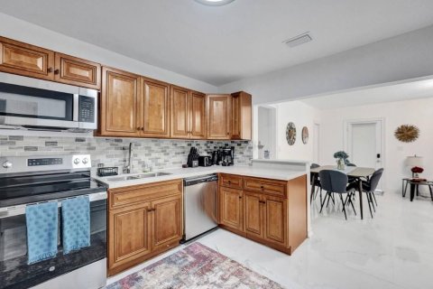 House in Hollywood, Florida 2 bedrooms, 106.28 sq.m. № 2292614 - photo 5