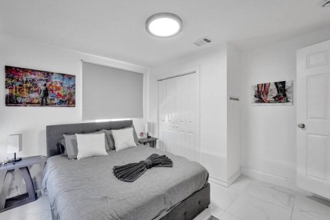 House in Hollywood, Florida 2 bedrooms, 106.28 sq.m. № 2292614 - photo 28