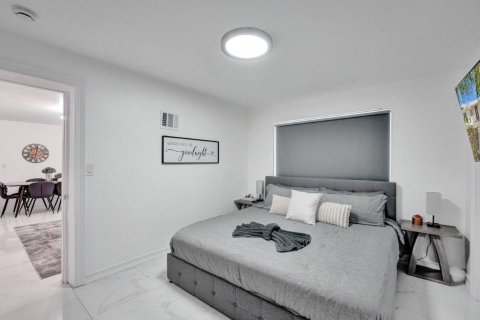 House in Hollywood, Florida 2 bedrooms, 106.28 sq.m. № 2292614 - photo 19