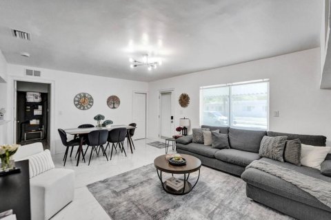 House in Hollywood, Florida 2 bedrooms, 106.28 sq.m. № 2292614 - photo 13
