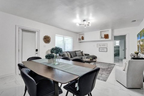 House in Hollywood, Florida 2 bedrooms, 106.28 sq.m. № 2292614 - photo 14