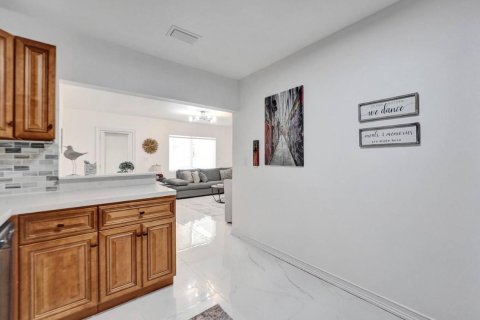 House in Hollywood, Florida 2 bedrooms, 106.28 sq.m. № 2292614 - photo 7