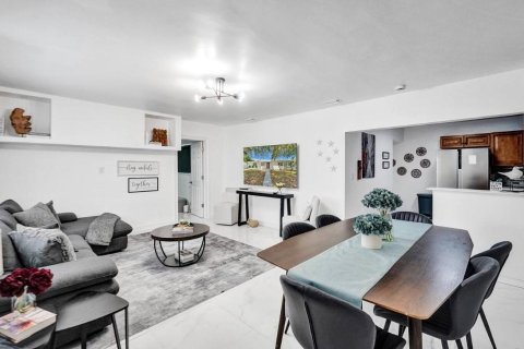House in Hollywood, Florida 2 bedrooms, 106.28 sq.m. № 2292614 - photo 8